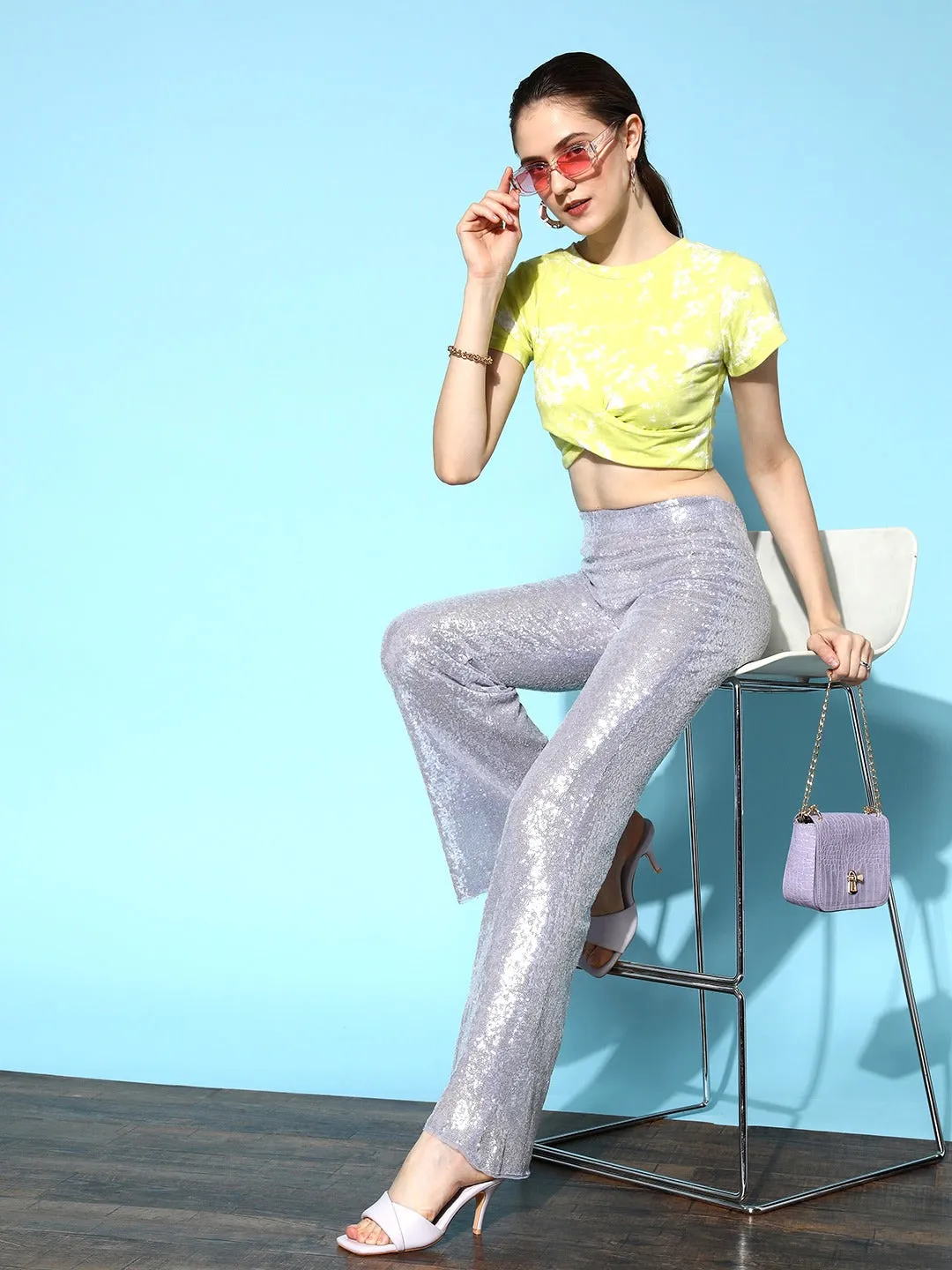 Berrylush Women Yellow & White Tie-Dye Printed Slim Fit Twisted Front Crop T-Shirt